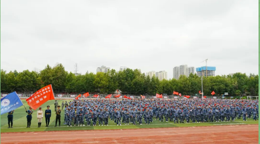 砺兵强技能 匠心筑未来|我校2025级新生军训汇演暨开学典礼隆重举行