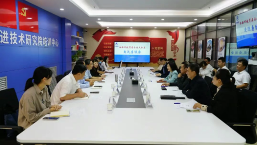 西安市教育局党委书记、局长李红雨一行到航天弘发调研交流